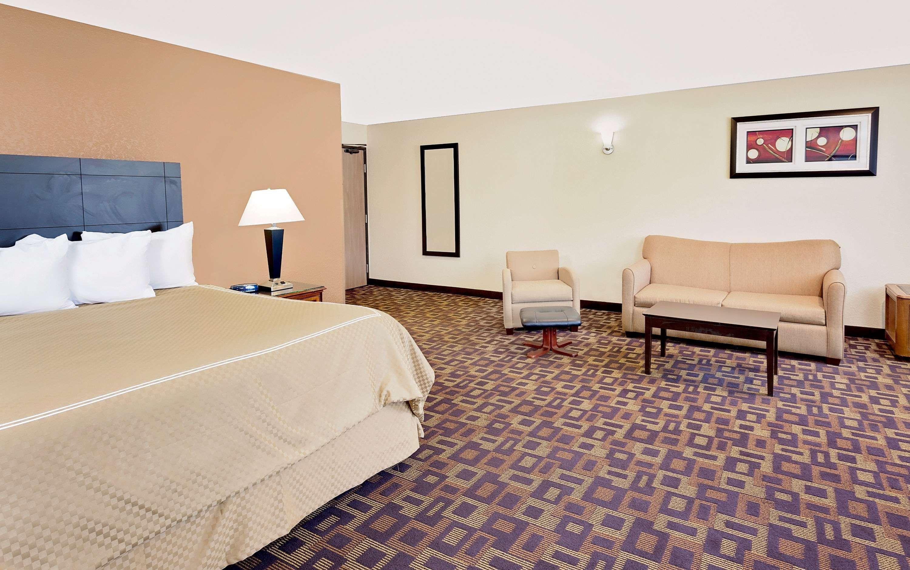 Super 8 By Wyndham Decorah Hotel Exterior photo