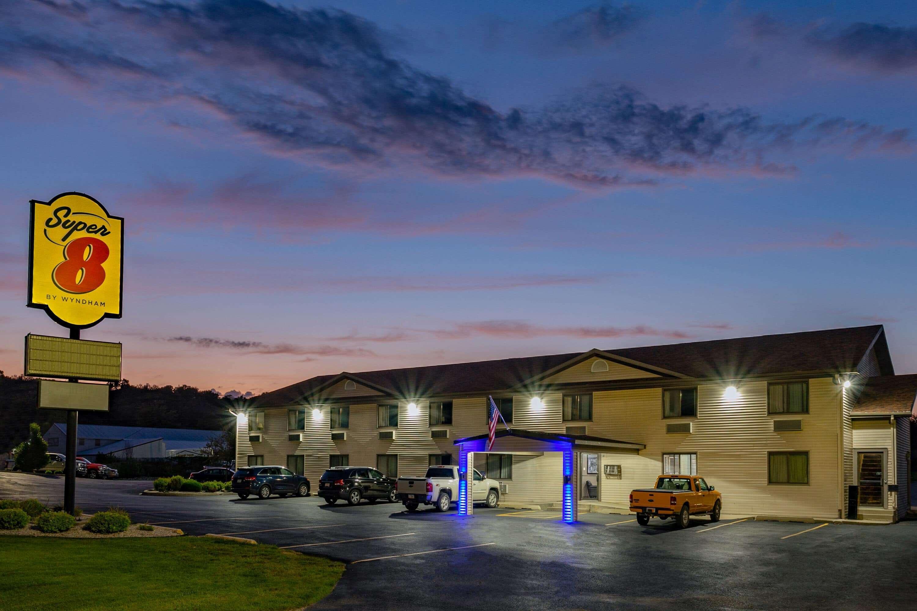 Super 8 By Wyndham Decorah Hotel Exterior photo