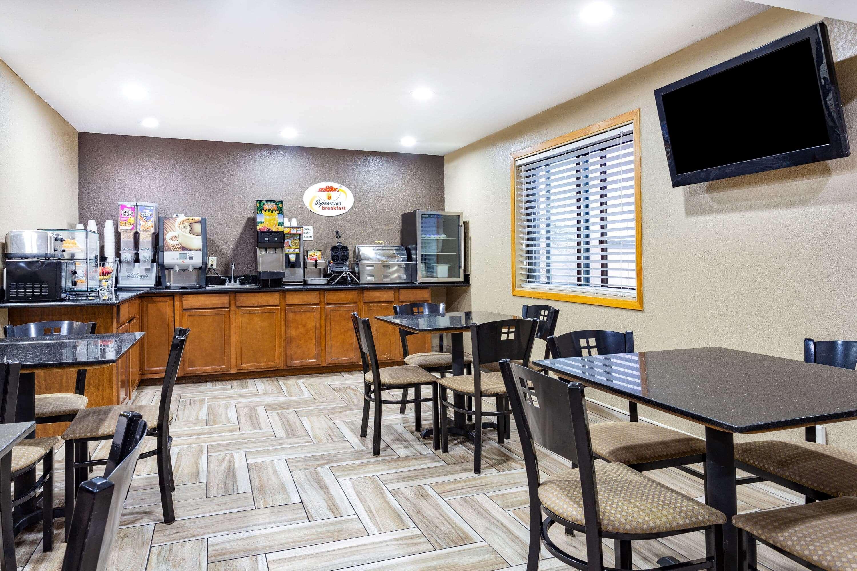 Super 8 By Wyndham Decorah Hotel Exterior photo